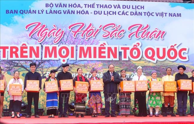 Giữ gìn bằng mọi giá vẻ đẹp văn hóa riêng biệt của các dân tộc Chú thích ảnh