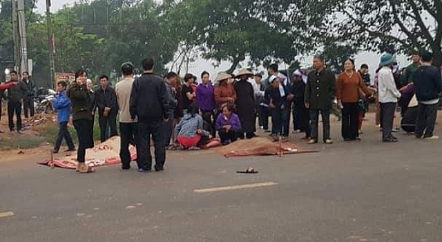 Xe khách đâm thẳng đoàn đưa tang, hơn 10 người thương vong xe khach dam thang doan dua tang hon 10 nguoi thuong vong