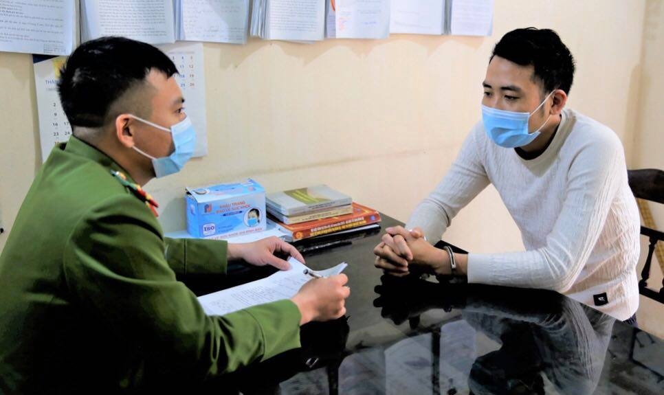 Khởi tố nam thanh niên lăng mạ cán bộ chốt kiểm dịch ở Hải Dương Khởi tố nam thanh niên lăng mạ cán bộ chốt kiểm dịch ở Hải Dương
