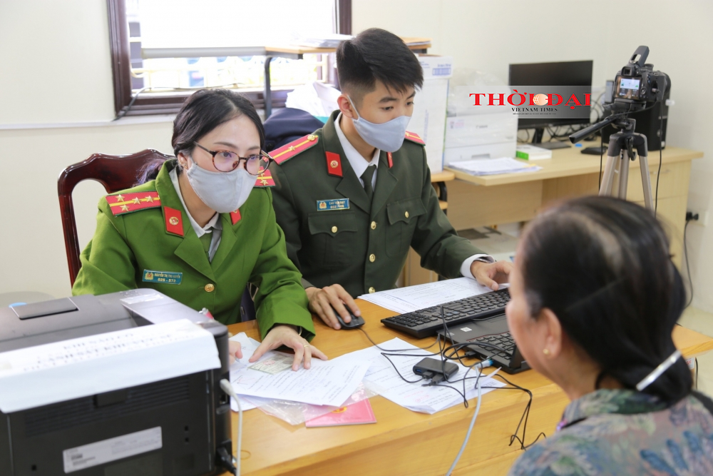 Tấp nập người dân đi làm CCCD gắn chíp: Đông nhưng không xô bồ
