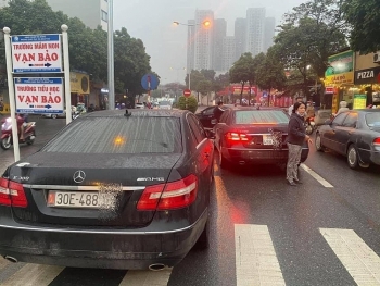 Diễn biến mới nhất vụ 2 xe Mercedes E300 trùng biển số: 