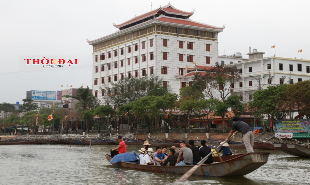 Nhiều chủ hàng quán cùng du khách không đeo khẩu trang tại chùa Hương