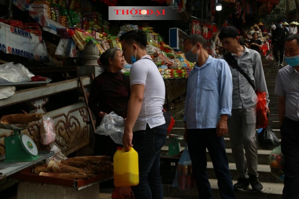 Nhiều chủ hàng quán cùng du khách không đeo khẩu trang tại chùa Hương