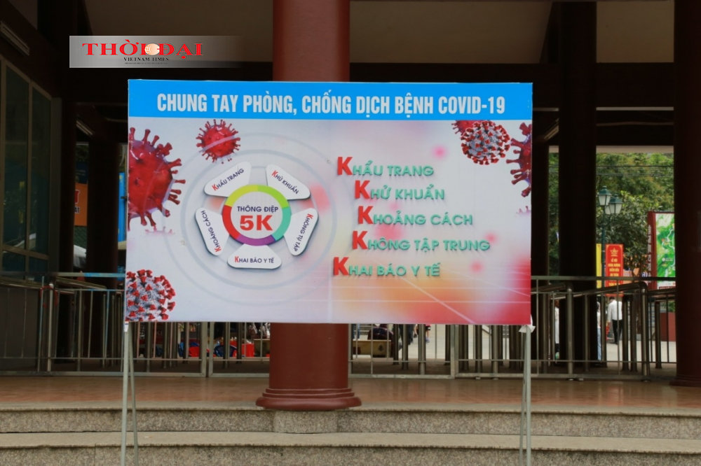 Nhiều chủ hàng quán cùng du khách không đeo khẩu trang tại chùa Hương