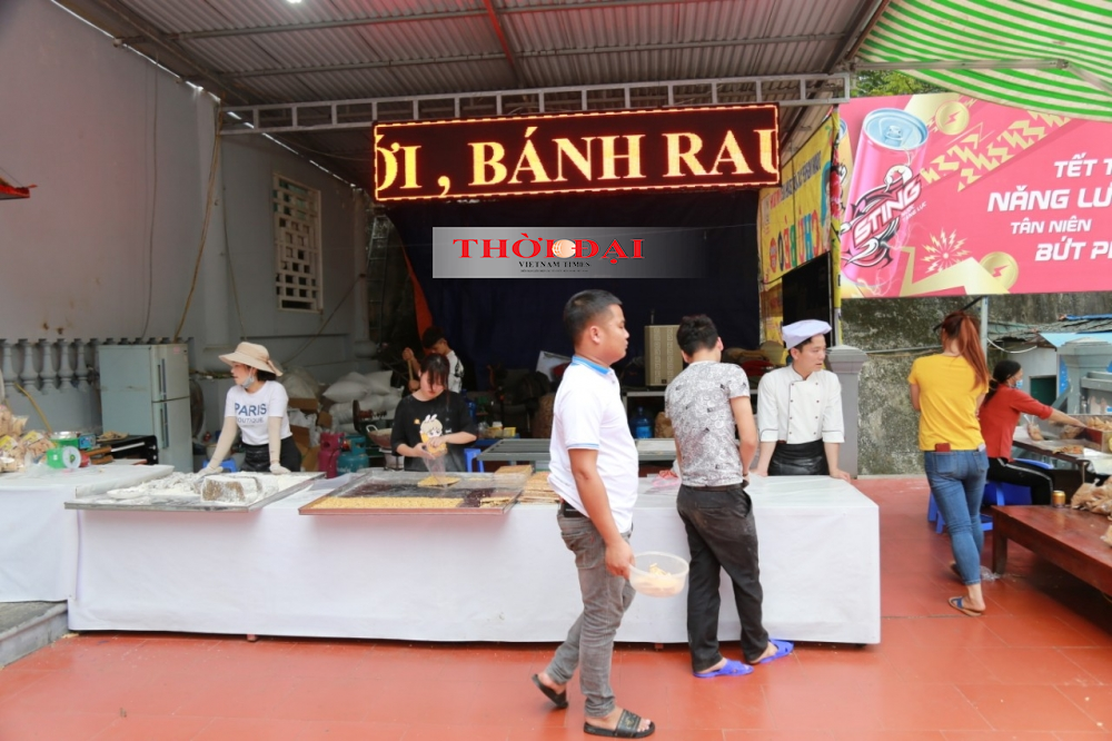 Nhiều chủ hàng quán cùng du khách không đeo khẩu trang tại chùa Hương