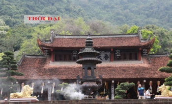 Dịch Covid-19 vừa tạm lắng, khách đến chùa Hương đã 