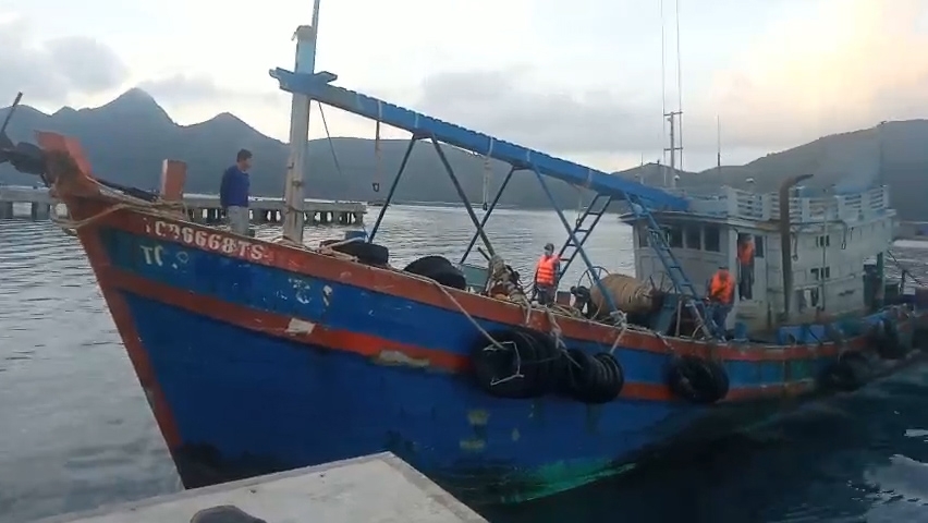 Bộ Tư lệnh Vùng Cảnh sát biển 3 bắt giữ tàu chở 20.000 lít dầu DO không rõ nguồn gốc Bộ Tư lệnh Vùng Cảnh sát biển 3 bắt giữ tàu chở 20.000 lít dầu DO không rõ nguồn gốc