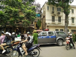 dam o trong thang may can lap ngay canh bao co camera