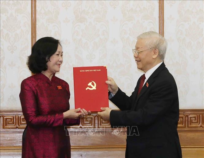 Tổng Bí thư Nguyễn Phú Trọng trao quyết định phân công Trưởng ban Tổ chức Trung ương và Trưởng ban Dân vận Trung ương Tổng Bí thư Nguyễn Phú Trọng trao quyết định phân công Trưởng ban Tổ chức Trung ương và Trưởng ban Dân vận Trung ương