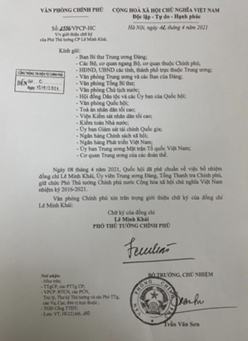 Giới thiệu chữ ký của Thủ tướng, 2 Phó Thủ tướng và BTCN Văn phòng Chính phủ