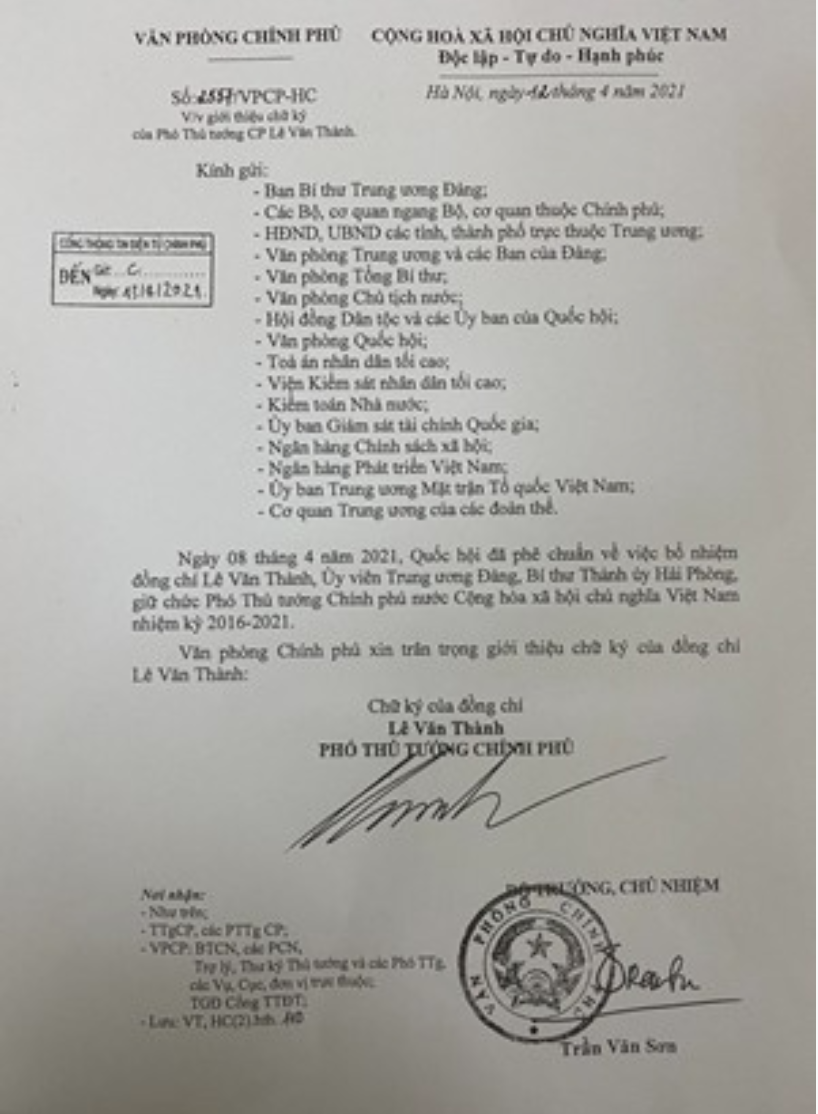 Giới thiệu chữ ký của Thủ tướng, 2 Phó Thủ tướng và BTCN Văn phòng Chính phủ