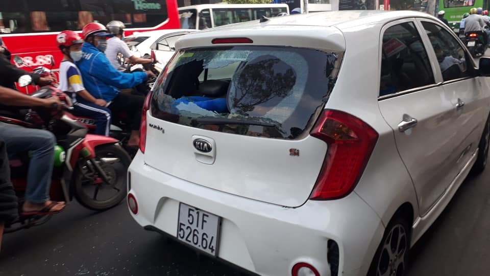 Thanh niên hổ báo dùng gậy đập liên tiếp vào 2 ô tô gây hư hỏng nặng Thanh niên hổ báo dùng gậy đập liên tiếp vào 2 ô tô gây hư hỏng nặng