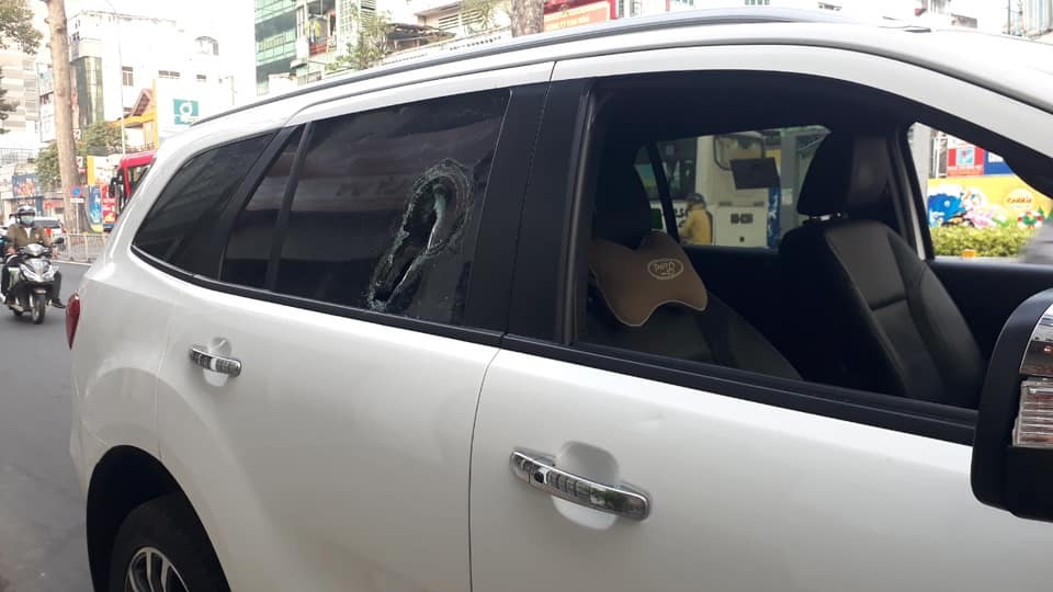 Thanh niên hổ báo dùng gậy đập liên tiếp vào 2 ô tô gây hư hỏng nặng Thanh niên hổ báo dùng gậy đập liên tiếp vào 2 ô tô gây hư hỏng nặng
