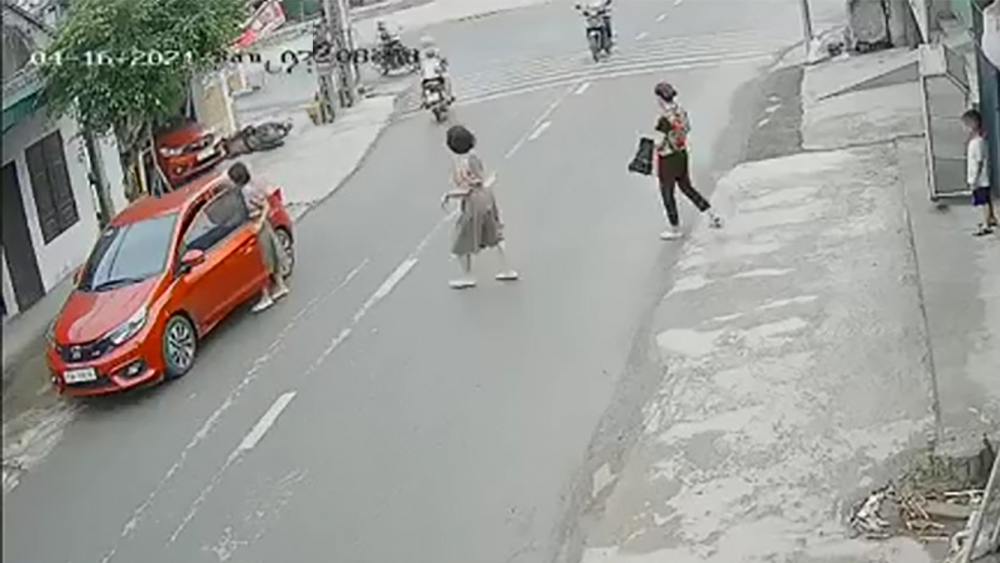 Nữ tài xế lùi thẳng ô tô vào nhà hàng xóm khi đang quay đầu xe Nữ tài xế lùi thẳng ô tô vào nhà hàng xóm khi đang quay đầu xe