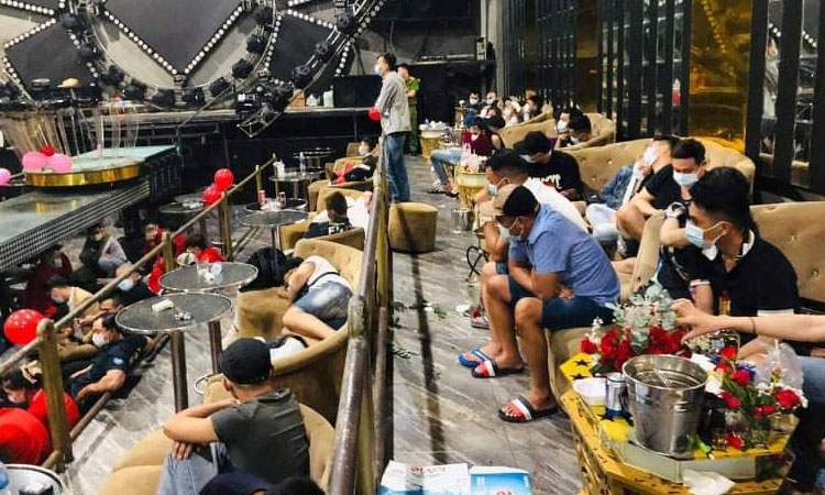 Đột kịch quán bar Enjoy, phát hiện hơn 100 người dương tính với ma túy Đột kịch quán bar Enjoy, phát hiện hơn 100 người dương tính với ma túy