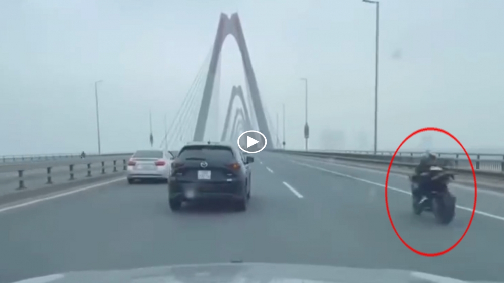 Video: Mô tô phân khối lớn phóng như bay trên cầu Nhật Tân Video: Mô tô phân khối lớn phóng như bay trên cầu Nhật Tân