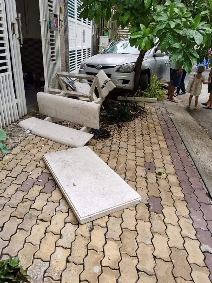 Nữ tài xế đạp nhầm chân ga tông trúng 2 mẹ con Nữ tài xế đạp nhầm chân ga tông trúng 2 mẹ con