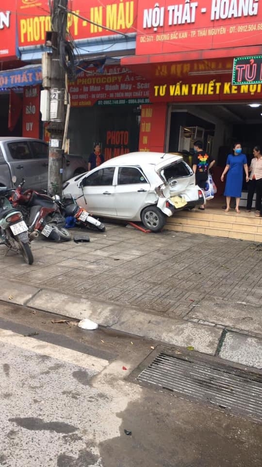 Xe Madza mất lái đâm biến dạng đuôi xe Kia Moring khiến nhiền người hoàng sợ Xe Madza mất lái đâm biến dạng đuôi xe Kia Moring khiến nhiền người hoàng sợ