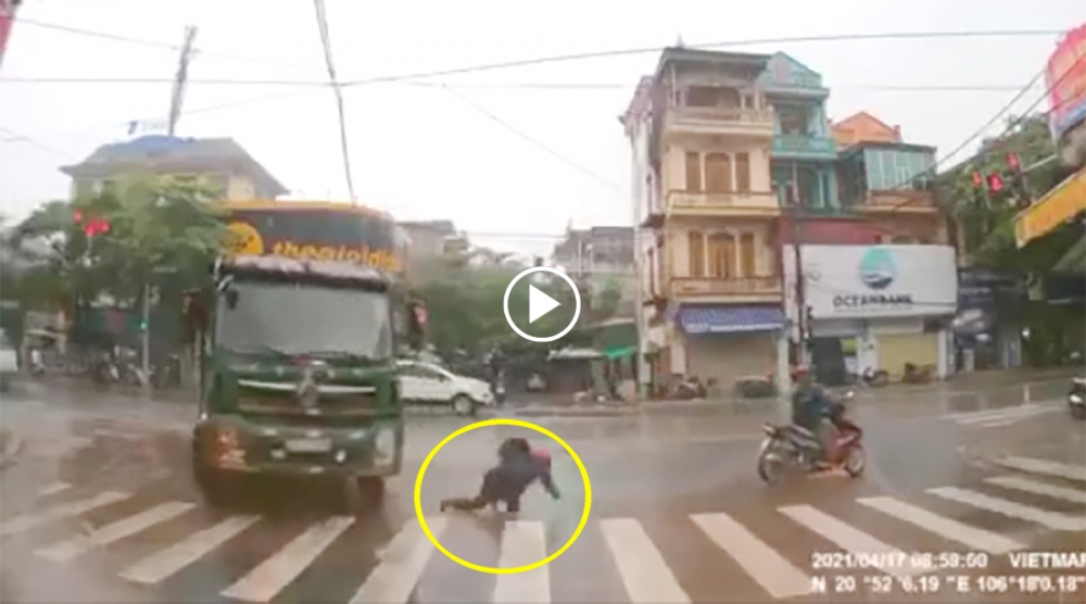 Ngã trước đầu xe Ben, thanh niên thoát nạn trong gang tấc Ngã trước đầu xe Ben, thanh niên thoát nạn trong gang tấc