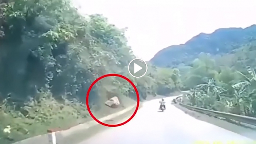 Tài xế thót tim khi tảng đá lăn từ trên dốc xuống, sượt qua đầu xe ô tô Tài xế thót tim khi tảng đá lăn từ trên dốc xuống, sượt qua đầu xe ô tô
