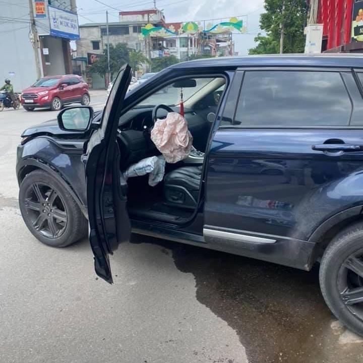 Xe sang Range Rover tông Taxi, 4 người thương vong Xe sang Range Rover tông Taxi, 4 người thương vong