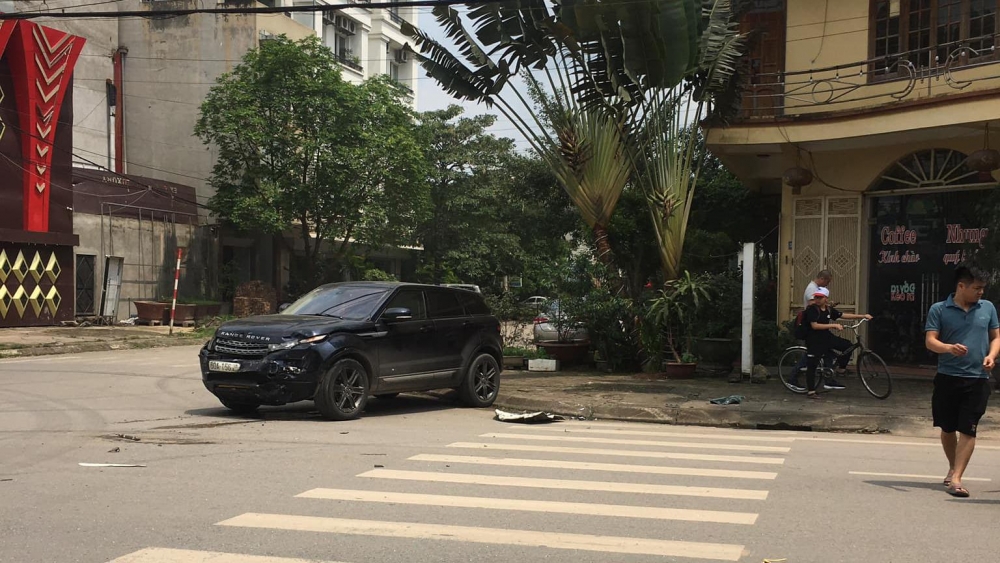 Xe sang Range Rover tông Taxi, 4 người thương vong Xe sang Range Rover tông Taxi, 4 người thương vong