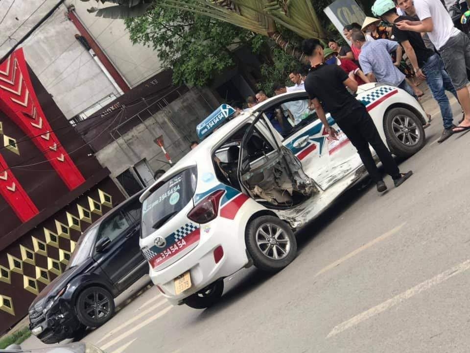 Xe sang Range Rover tông Taxi, 4 người thương vong Xe sang Range Rover tông Taxi, 4 người thương vong