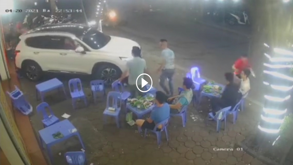 Tài xế nhấn ga lùi vào quán nhậu, khách chạy tán loạn Tài xế nhấn ga lùi vào quán nhậu, khách chạy tán loạn