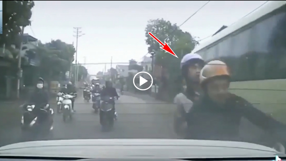 Chạy xe máy trêu ghẹo bạn nữ, 2 thanh niên suýt đâm vào ô tô ngược chiều Chạy xe máy trêu ghẹo bạn nữ, 2 thanh niên suýt đâm vào ô tô ngược chiều