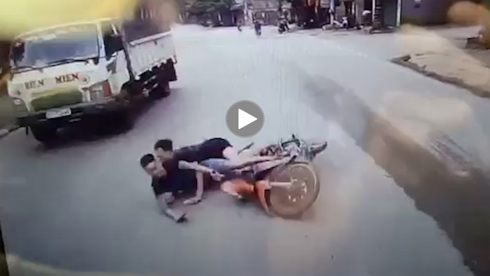 Hai thanh niên phóng nhanh vượt ẩu, lao xe thẳng vào gầm ô tô Hai thanh niên phóng nhanh vượt ẩu, lao xe thẳng vào gầm ô tô