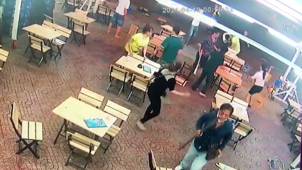 CSGT nổ súng chỉ thiên ngăn 2 nhóm thanh niên hỗn chiến CSGT nổ súng chỉ thiên ngăn 2 nhóm thanh niên hỗn chiến