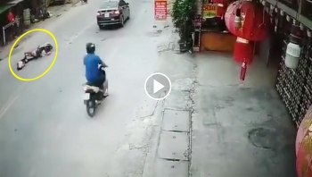 Ô tô dừng đột ngột khiến 2 nữ sinh gặp nạn thương tâm