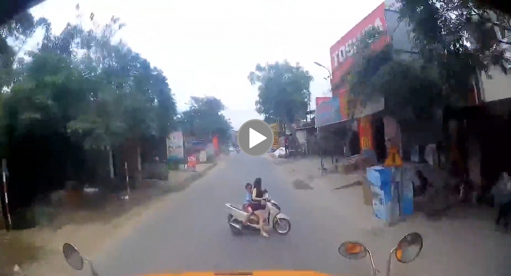 Hãi hùng cảnh mẹ đèo con tạt đầu xe container Hãi hùng cảnh mẹ đèo con tạt đầu xe container