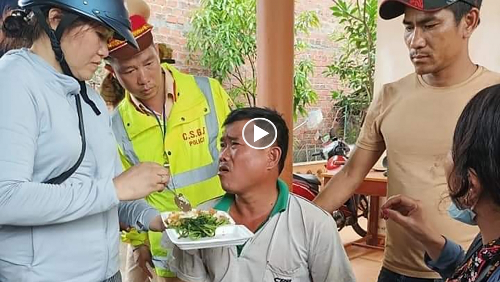 Chuyện ấm lòng: Người dân chung tay thu gom và bán giúp tài xế gặp nạn 20 tấn dưa hấu bị lật Chuyện ấm lòng: Người dân chung tay thu gom và bán giúp tài xế gặp nạn 20 tấn dưa hấu bị lật