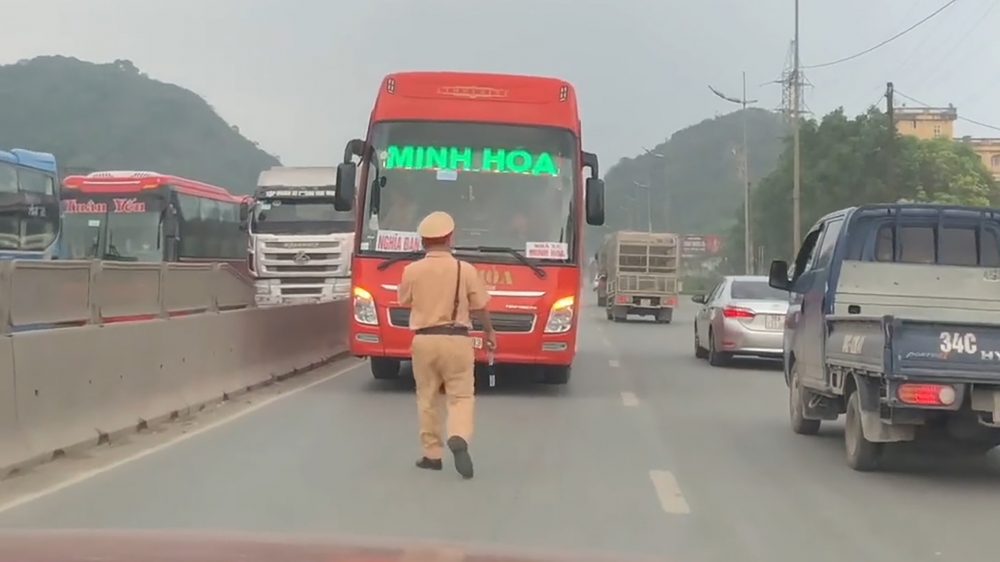 Đụng phải CSGT, xe giường nằm đi Đụng phải CSGT, xe giường nằm đi