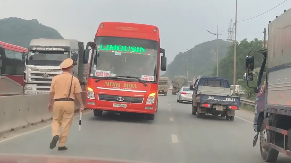 Đụng phải CSGT, xe giường nằm đi Đụng phải CSGT, xe giường nằm đi