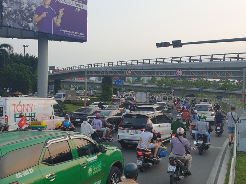 Giao thông ùn tắc kéo dài vào chiều ngày đi làm cuối cùng trước kỳ nghỉ lễ 30/4-1/5 Giao thông ùn tắc kéo dài vào chiều ngày đi làm cuối cùng trước kỳ nghỉ lễ 30/4-1/5