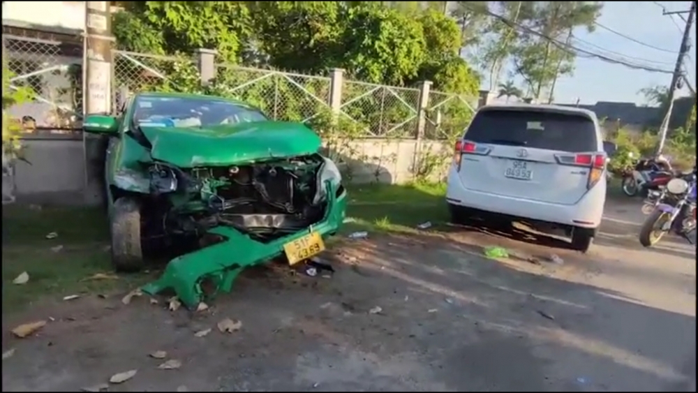 Nghẹt thở cảnh bắt đối tượng dùng kéo khống chế tài xế cướp taxi Nghẹt thở cảnh bắt đối tượng dùng kéo khống chế tài xế cướp taxi