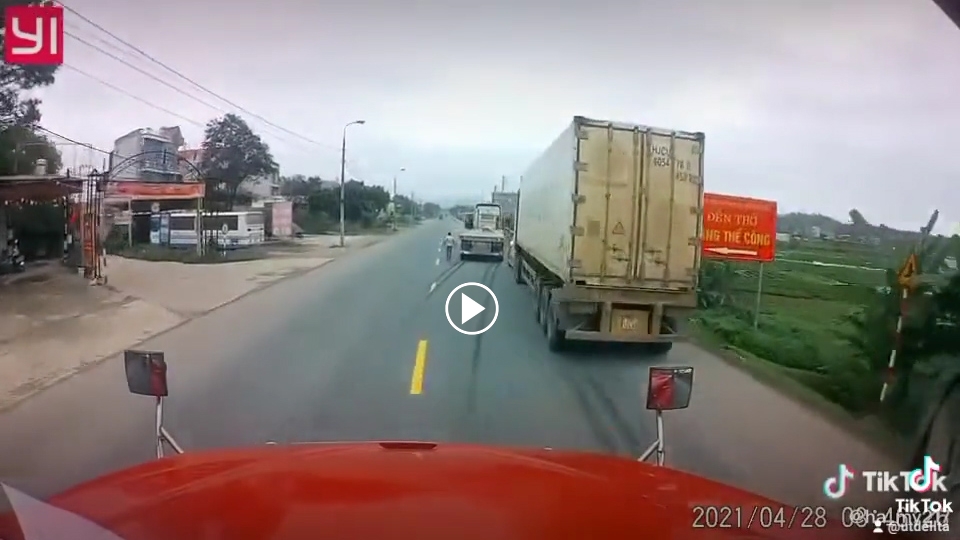 Hai container rượt đuổi, kèn cựa nhau giữa đường bất chấp nguy hiểm Hai container rượt đuổi, kèn cựa nhau giữa đường bất chấp nguy hiểm