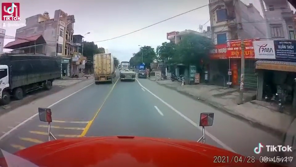 Hai container rượt đuổi, kèn cựa nhau giữa đường bất chấp nguy hiểm Hai container rượt đuổi, kèn cựa nhau giữa đường bất chấp nguy hiểm