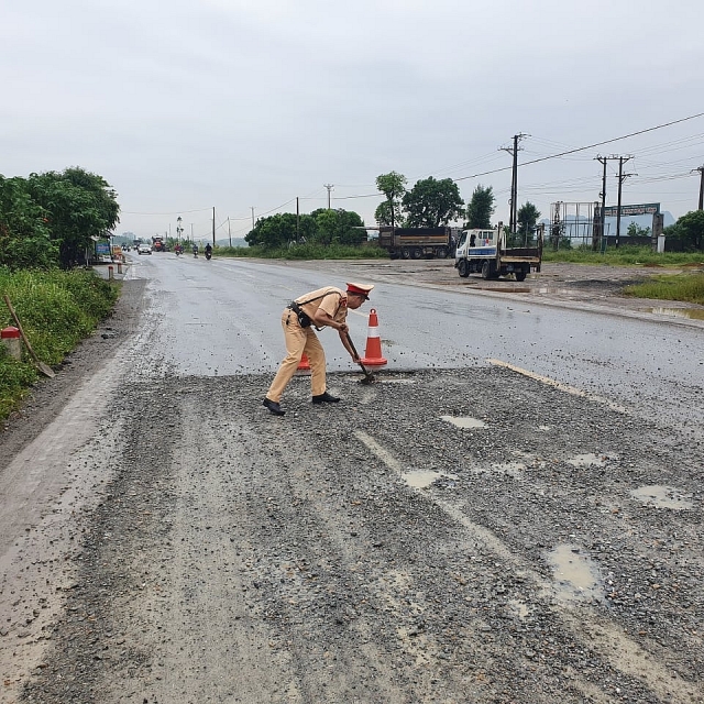 CSGT vá đường giúp dân đi lại an toàn csgt va duong giup dan di lai an toan