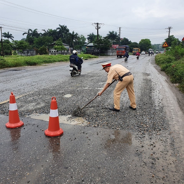 CSGT vá đường giúp dân đi lại an toàn csgt va duong giup dan di lai an toan