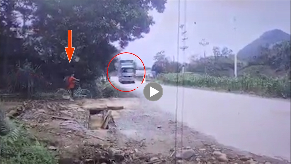Thót tim cảnh bé gái đạp xe tạt đầu “tử thần” Thót tim cảnh bé gái đạp xe tạt đầu “tử thần”