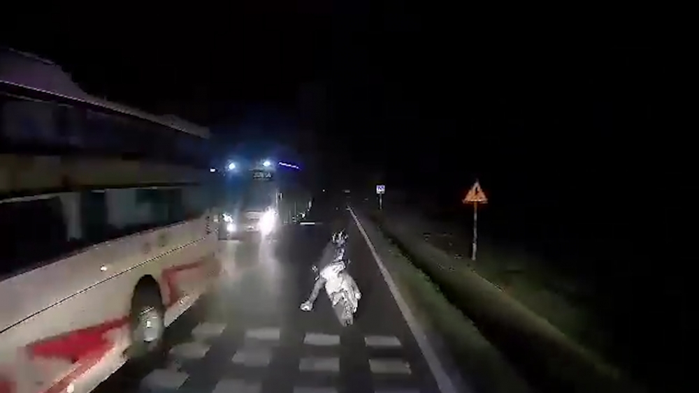 Cố vượt, xe máy hứng trọn cú tông kinh hoàng