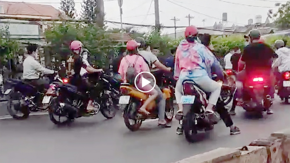 Nhiều quái xế chặn ô tô trên quốc lộ 22 để so tốc độ Nhiều quái xế chặn ô tô trên quốc lộ 22 để so tốc độ