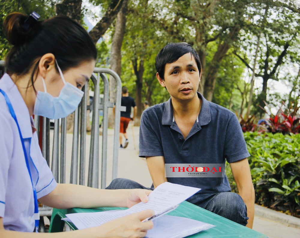 Hà Nội: Người nước ngoài ngỡ ngàng khi bị xử phạt vì không đeo khẩu trang Hà Nội: Người nước ngoài ngỡ ngàng khi bị xử phạt vì không đeo khẩu trang