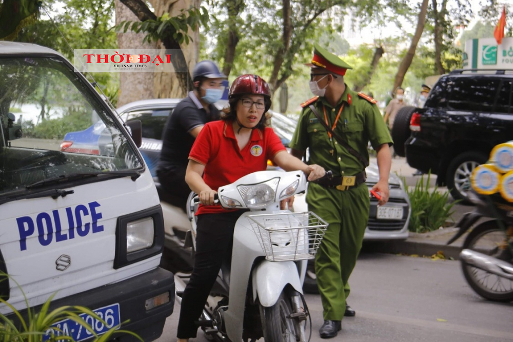 Hà Nội: Người nước ngoài ngỡ ngàng khi bị xử phạt vì không đeo khẩu trang Hà Nội: Người nước ngoài ngỡ ngàng khi bị xử phạt vì không đeo khẩu trang