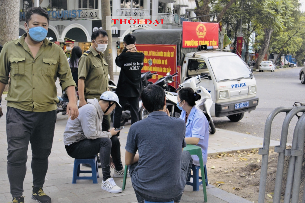 Hà Nội: Người nước ngoài ngỡ ngàng khi không đeo khẩu trang và bị xử phạt Hà Nội: Người nước ngoài ngỡ ngàng khi không đeo khẩu trang và bị xử phạt