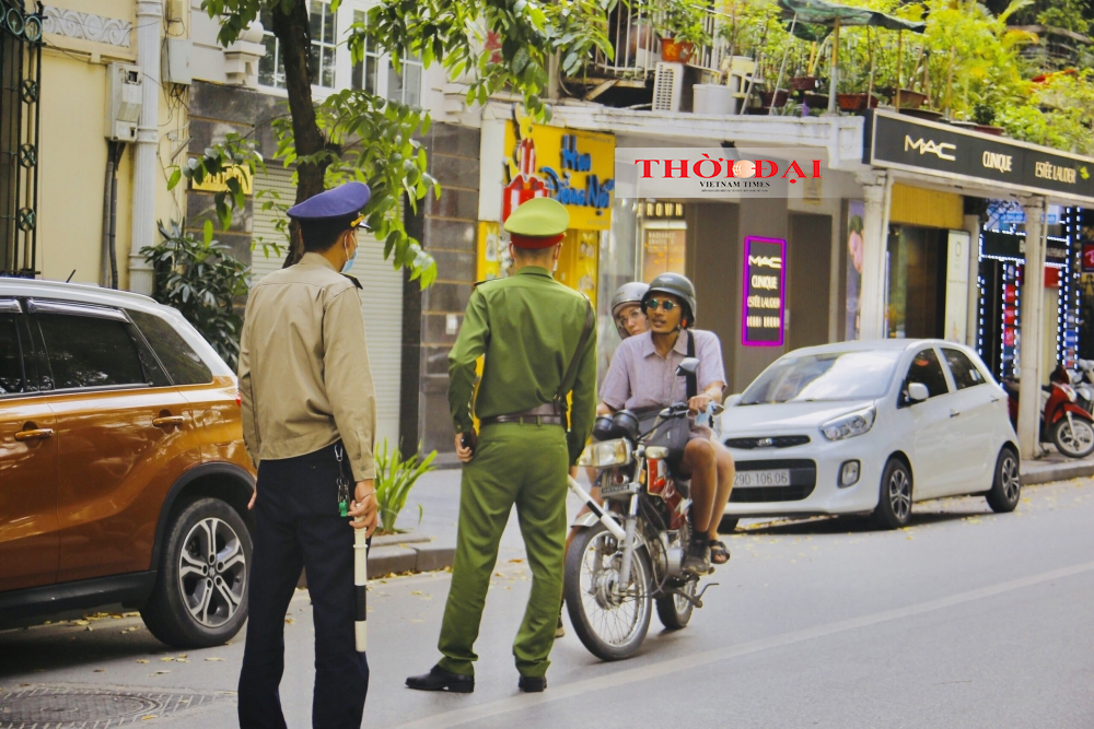 Hà Nội: Người nước ngoài ngỡ ngàng khi không đeo khẩu trang và bị xử phạt Hà Nội: Người nước ngoài ngỡ ngàng khi không đeo khẩu trang và bị xử phạt