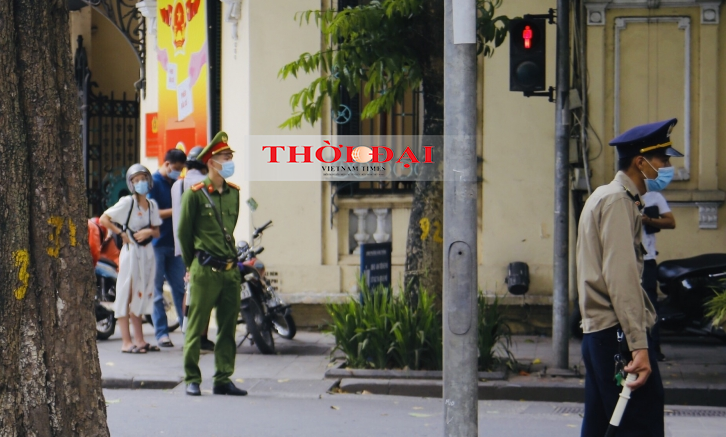 Hà Nội: Người nước ngoài ngỡ ngàng khi không đeo khẩu trang và bị xử phạt Hà Nội: Người nước ngoài ngỡ ngàng khi không đeo khẩu trang và bị xử phạt